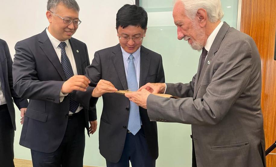 Em busca de novos investimentos, Piana visita duas das maiores empresas da China