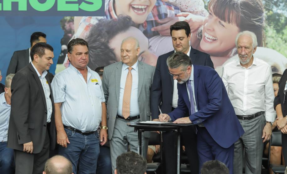 Estado repassa R$ 455 milhões aos 399 municípios para novas ações de saúde e educação