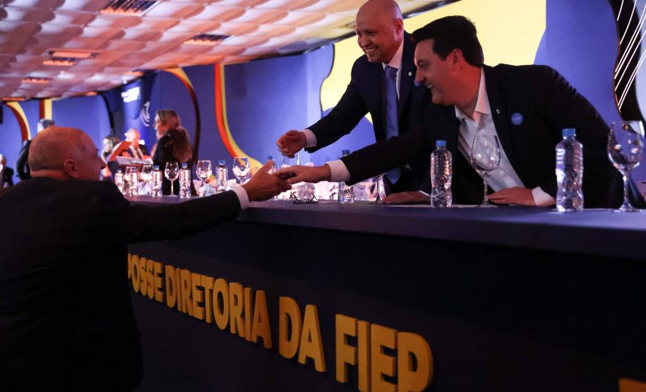 Setor industrial é determinante para o crescimento do PIB do Paraná, afirma o governador