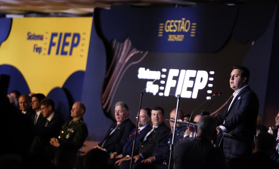 Setor industrial é determinante para o crescimento do PIB do Paraná, afirma o governador