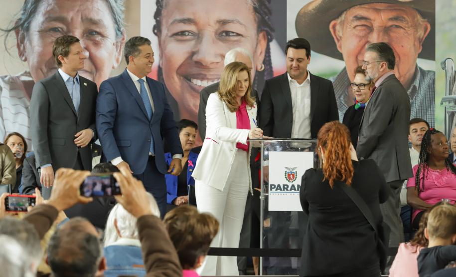 Ratinho Junior sanciona lei da gratuidade das passagens e anuncia programas aos idosos