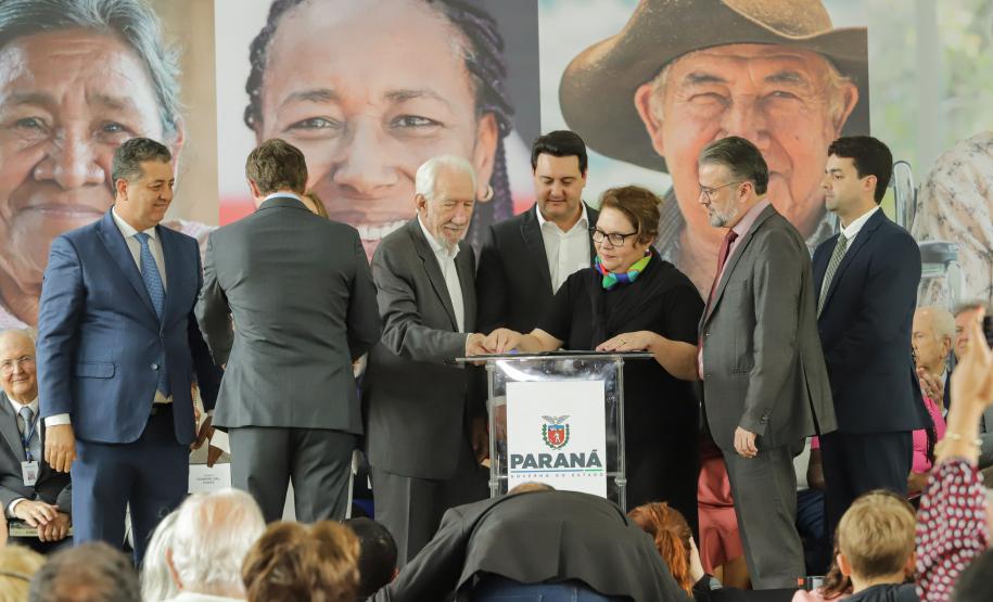 Ratinho Junior sanciona lei da gratuidade das passagens e anuncia programas aos idosos