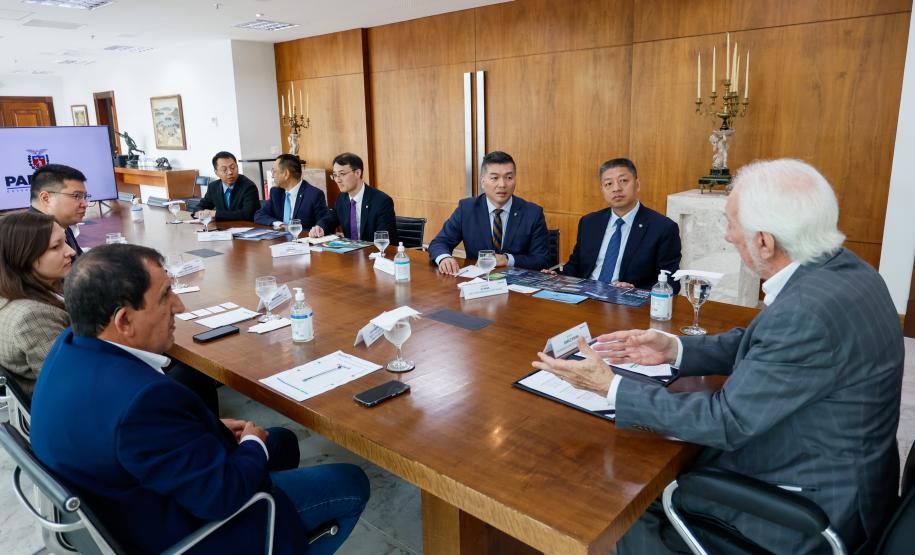 Piana apresenta macroprojetos de infraestrutura do Paraná a grupo chinês
