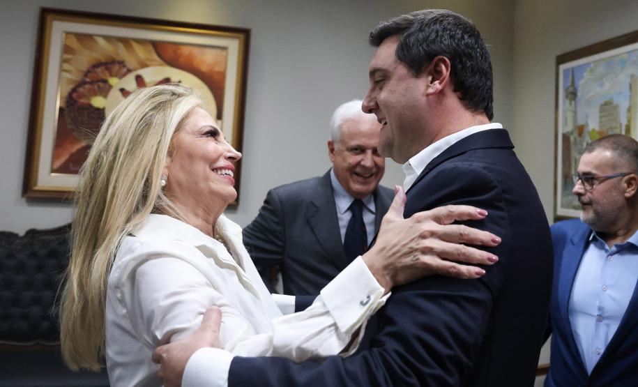 Governador participa da entrega do título de cidadã honorária do Paraná a Cida Borghetti