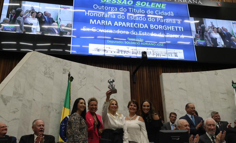 Governador participa da entrega do título de cidadã honorária do Paraná a Cida Borghetti