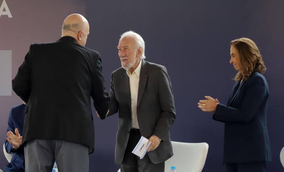 Estado anuncia pavimentação de R$ 45 milhões no lançamento da fábrica da Electrolux na RMC