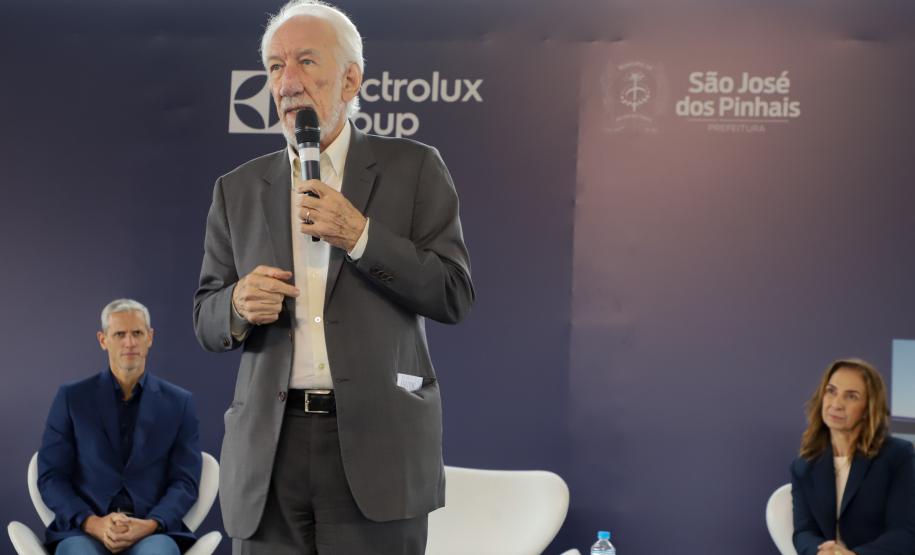 Estado anuncia pavimentação de R$ 45 milhões no lançamento da fábrica da Electrolux na RMC