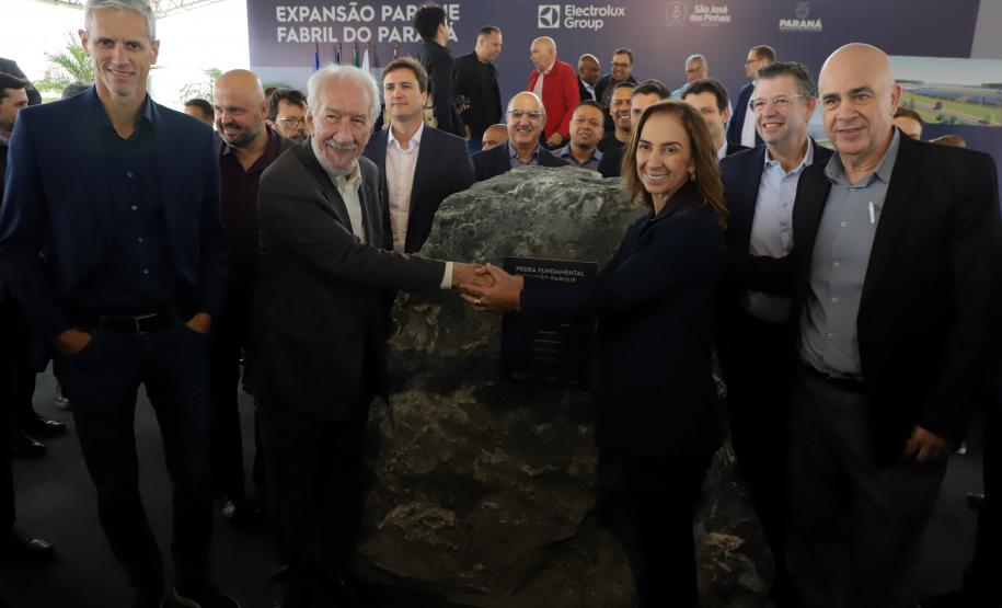 Estado anuncia pavimentação de R$ 45 milhões no lançamento da fábrica da Electrolux na RMC