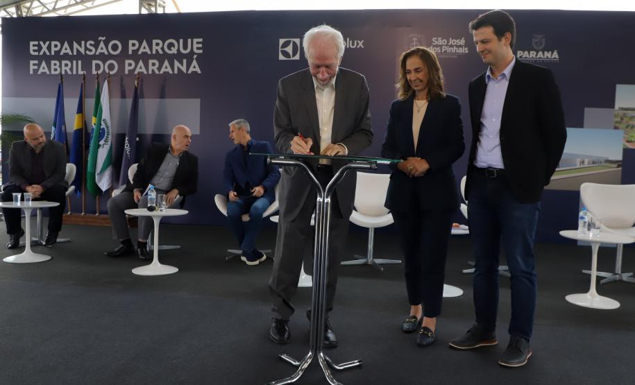 Estado anuncia pavimentação de R$ 45 milhões no lançamento da fábrica da Electrolux na RMC
