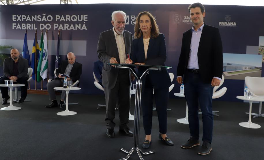 Estado anuncia pavimentação de R$ 45 milhões no lançamento da fábrica da Electrolux na RMC