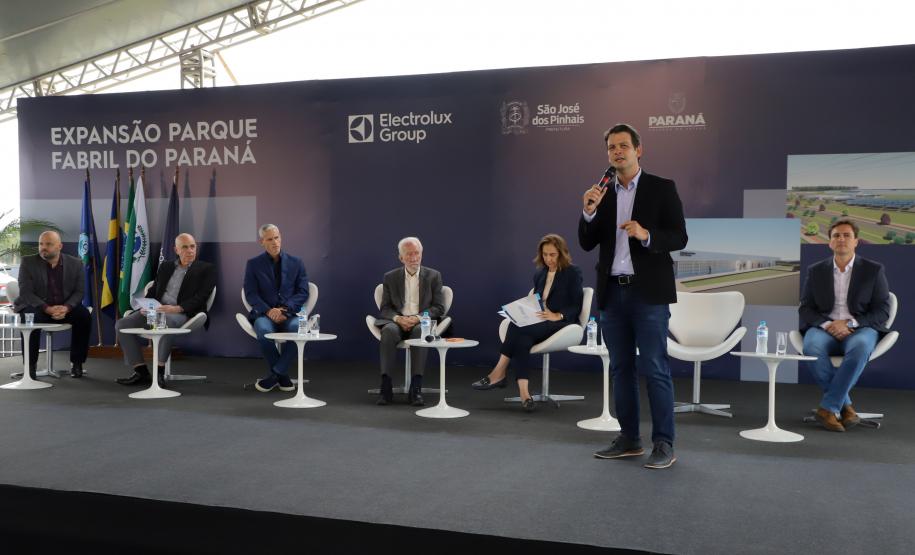 Estado anuncia pavimentação de R$ 45 milhões no lançamento da fábrica da Electrolux na RMC