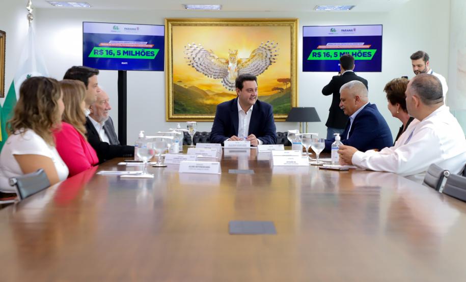 Governador libera R$ 16,5 milhões para pavimentação e conclusão de ginásio em Irati