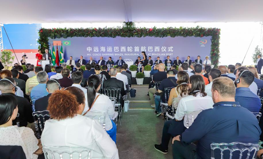 Com atracação de porta-contêiner chinês, Paranaguá estreia nova rota marítima