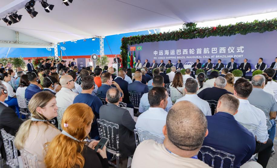 Com atracação de porta-contêiner chinês, Paranaguá estreia nova rota marítima