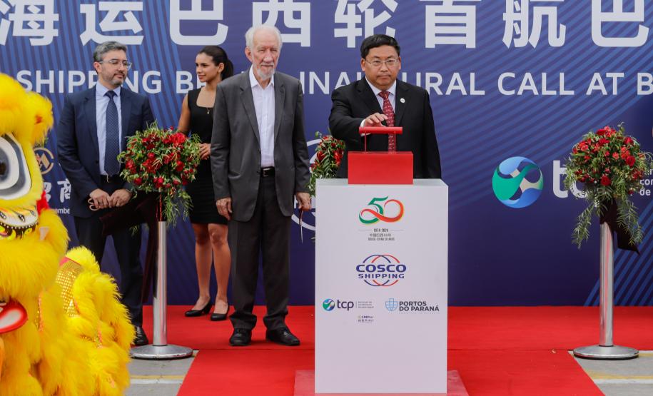Com atracação de porta-contêiner chinês, Paranaguá estreia nova rota marítima