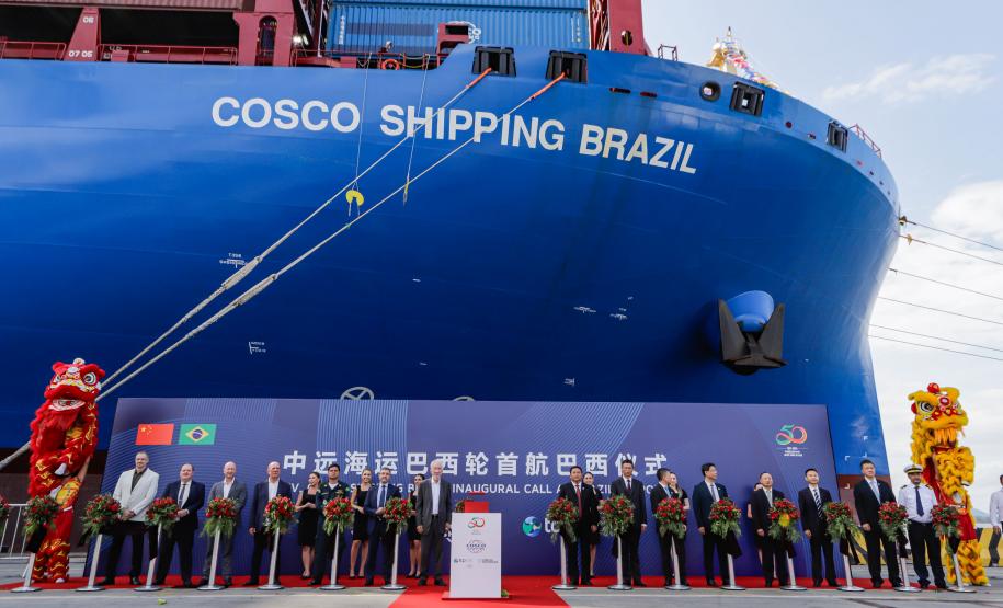 Com atracação de porta-contêiner chinês, Paranaguá estreia nova rota marítima