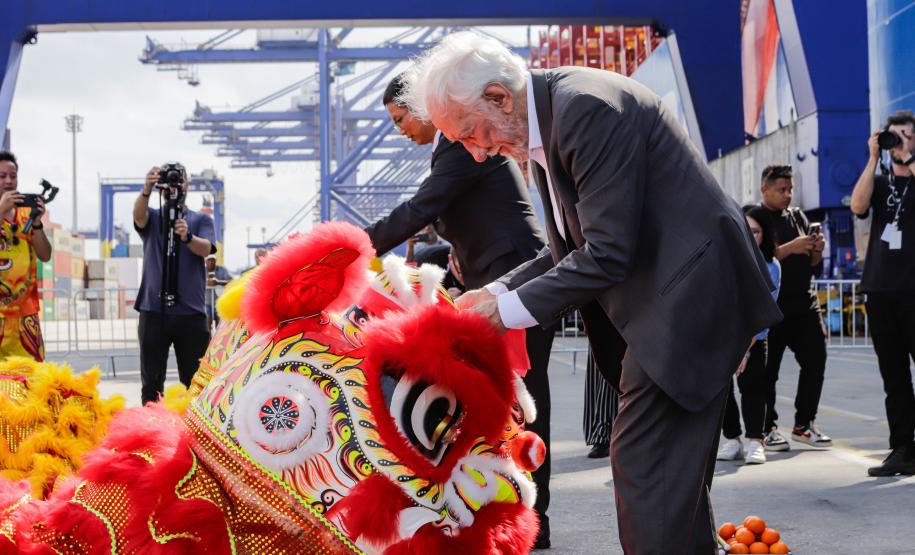 Com atracação de porta-contêiner chinês, Paranaguá estreia nova rota marítima
