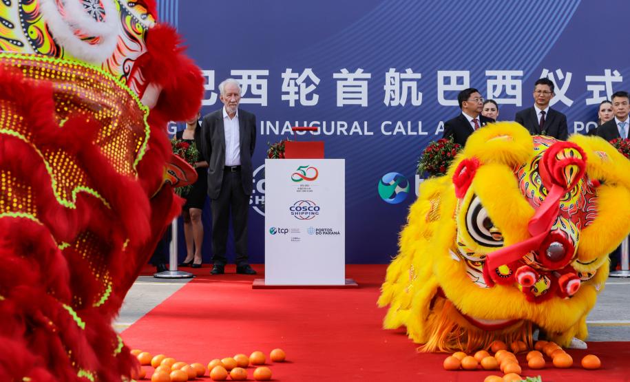 Com atracação de porta-contêiner chinês, Paranaguá estreia nova rota marítima