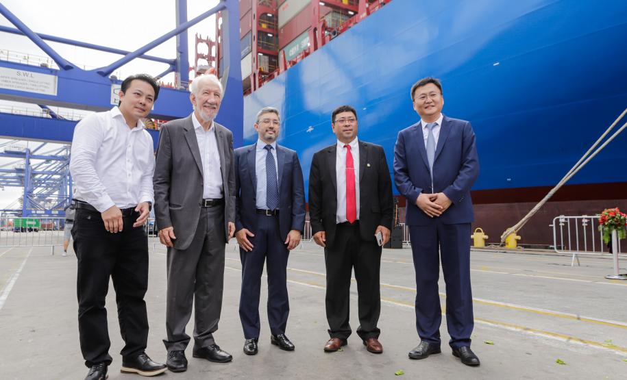 Com atracação de porta-contêiner chinês, Paranaguá estreia nova rota marítima