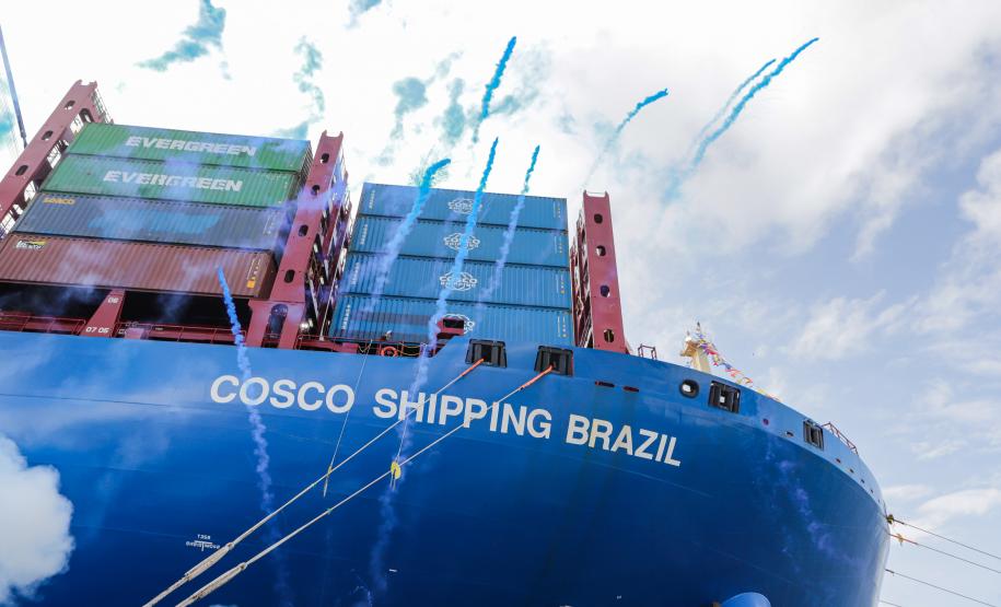 Com atracação de porta-contêiner chinês, Paranaguá estreia nova rota marítima