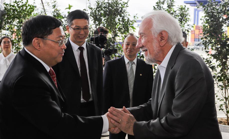 Com atracação de porta-contêiner chinês, Paranaguá estreia nova rota marítima