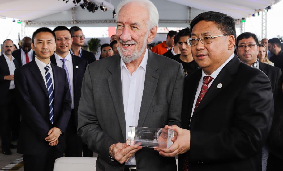 Com atracação de porta-contêiner chinês, Paranaguá estreia nova rota marítima