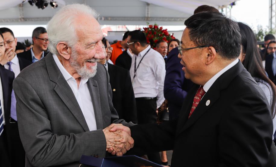 Com atracação de porta-contêiner chinês, Paranaguá estreia nova rota marítima