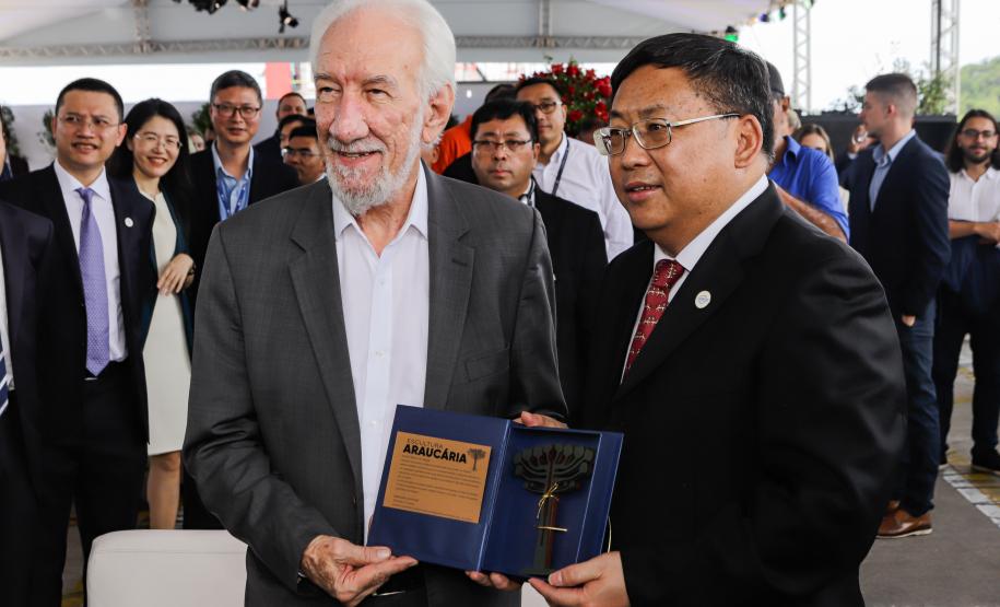 Com atracação de porta-contêiner chinês, Paranaguá estreia nova rota marítima