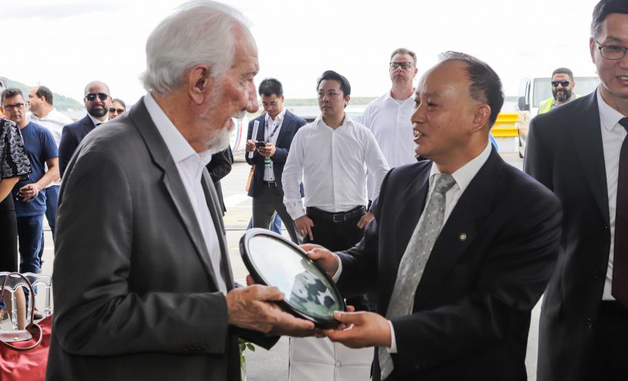 Com atracação de porta-contêiner chinês, Paranaguá estreia nova rota marítima