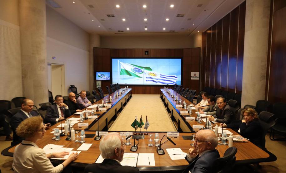 Piana apresenta potenciais do Paraná aos embaixadores da Dinamarca e Uruguai