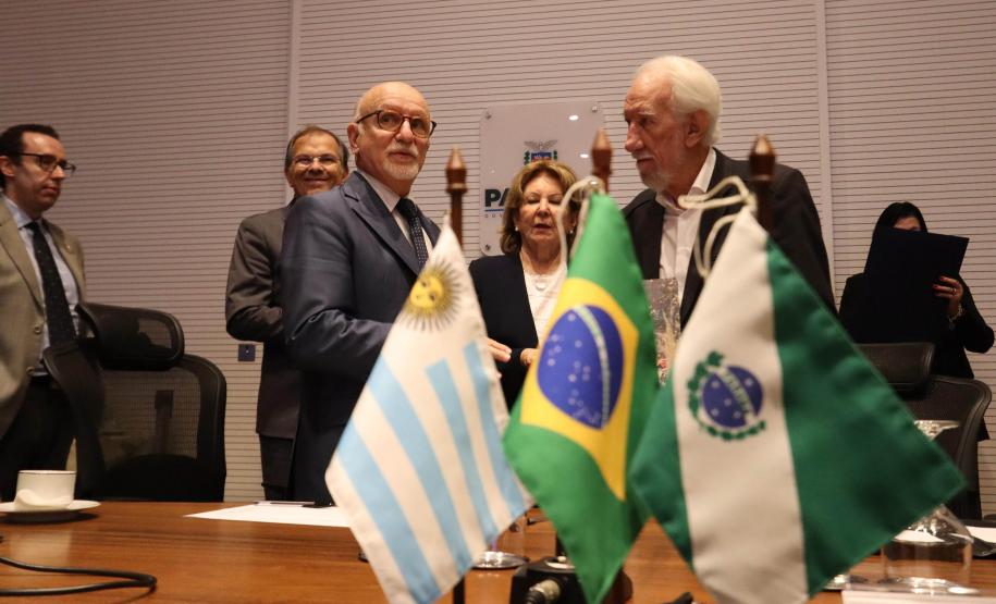 Piana apresenta potenciais do Paraná aos embaixadores da Dinamarca e Uruguai