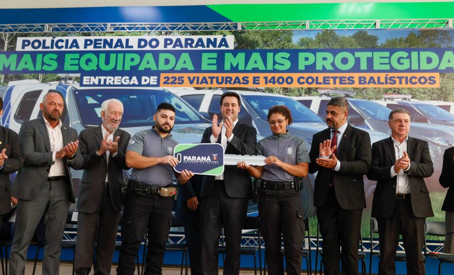 Governador entrega 225 novas viaturas e 1,4 mil coletes balísticos à Polícia Penal