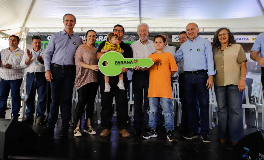 Com apoio do Estado, 200 moradores de Maringá ganham as chaves da casa própria