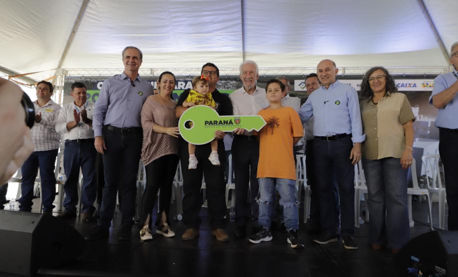 Com apoio do Estado, 200 moradores de Maringá ganham as chaves da casa própria