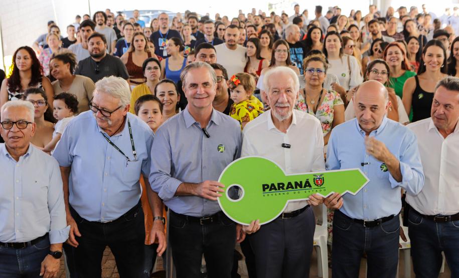 Com apoio do Estado, 200 moradores de Maringá ganham as chaves da casa própria