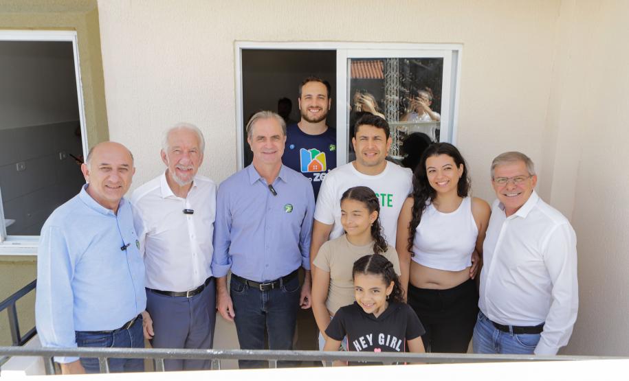 Com apoio do Estado, 200 moradores de Maringá ganham as chaves da casa própria