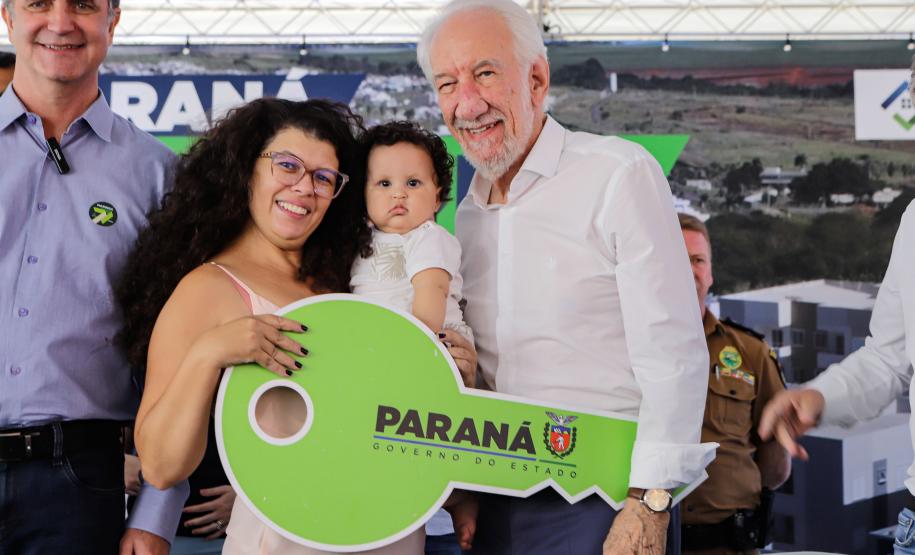 Com apoio do Estado, 200 moradores de Maringá ganham as chaves da casa própria