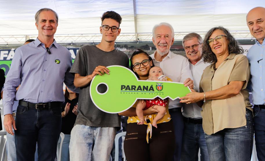 Com apoio do Estado, 200 moradores de Maringá ganham as chaves da casa própria
