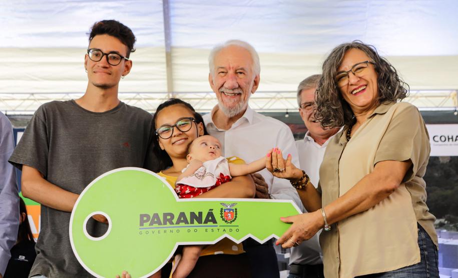 Com apoio do Estado, 200 moradores de Maringá ganham as chaves da casa própria