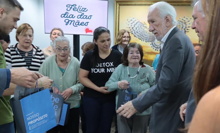 Moradoras de asilo comemoram Dia das Mães com café da tarde no Palácio Iguaçu
