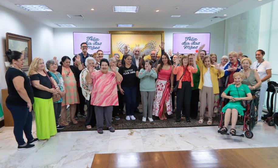 Moradoras de asilo comemoram Dia das Mães com café da tarde no Palácio Iguaçu
