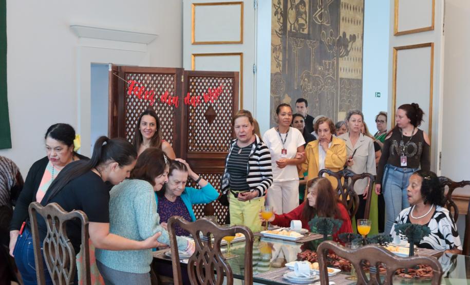 Moradoras de asilo comemoram Dia das Mães com café da tarde no Palácio Iguaçu