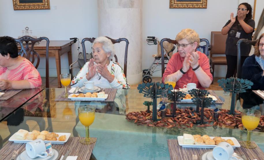 Moradoras de asilo comemoram Dia das Mães com café da tarde no Palácio Iguaçu