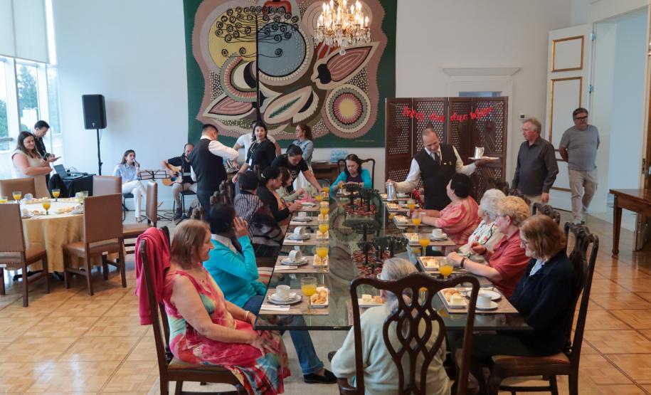 Moradoras de asilo comemoram Dia das Mães com café da tarde no Palácio Iguaçu