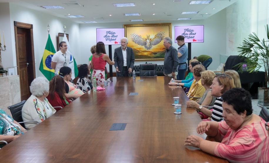 Moradoras de asilo comemoram Dia das Mães com café da tarde no Palácio Iguaçu