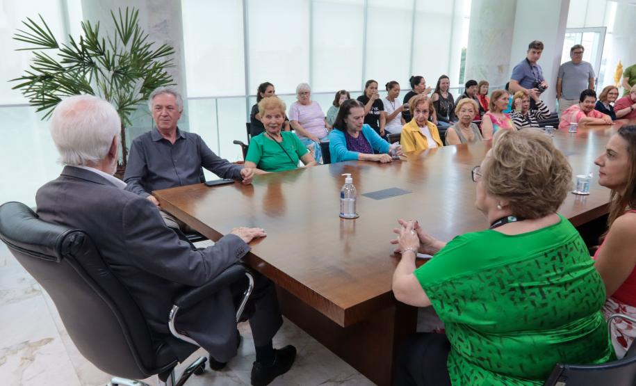 Moradoras de asilo comemoram Dia das Mães com café da tarde no Palácio Iguaçu