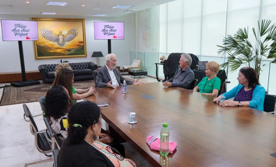 Moradoras de asilo comemoram Dia das Mães com café da tarde no Palácio Iguaçu