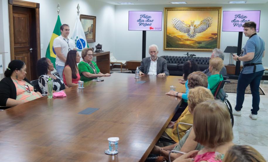 Moradoras de asilo comemoram Dia das Mães com café da tarde no Palácio Iguaçu