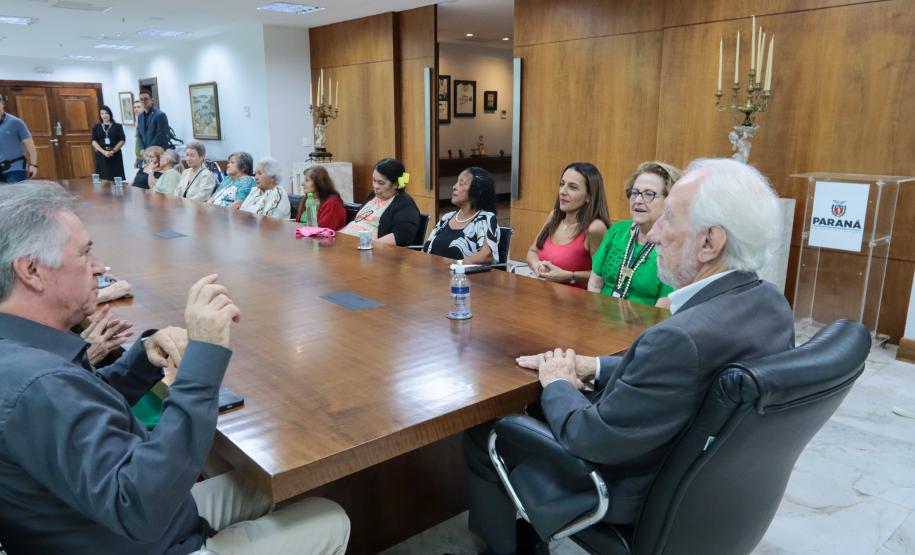 Moradoras de asilo comemoram Dia das Mães com café da tarde no Palácio Iguaçu