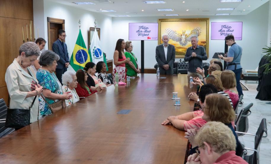Moradoras de asilo comemoram Dia das Mães com café da tarde no Palácio Iguaçu
